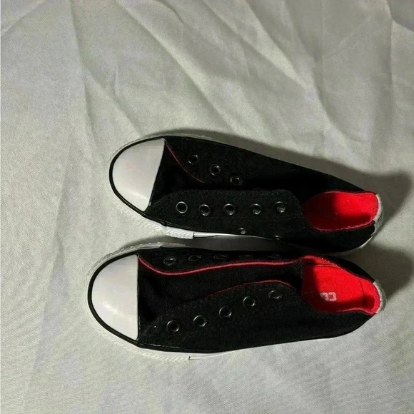 Kids size 11 converse shoes, #I337 - Picture 2 of 6